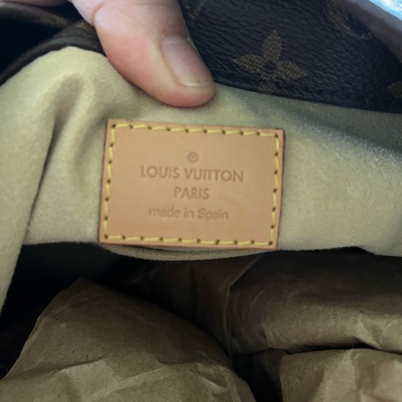 The Artsy MM embodies understated bohemian style. Louis Vuitton's - Picture 8 of 13